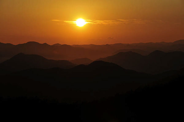 夕日　夕日の山並み